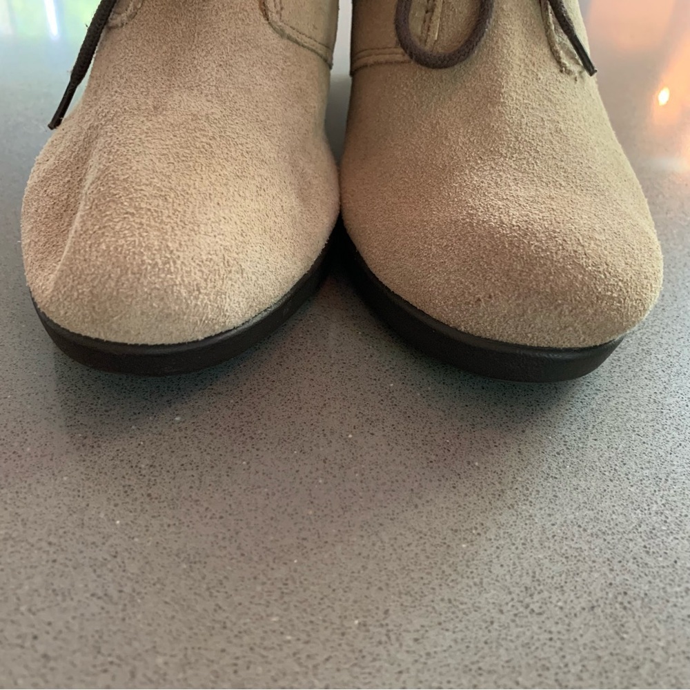 Crocs Leigh Wedge Ankle Boots Women's 7.5 Beige Suede Lace Up Shoes Style 203419 - Picture 4 of 10